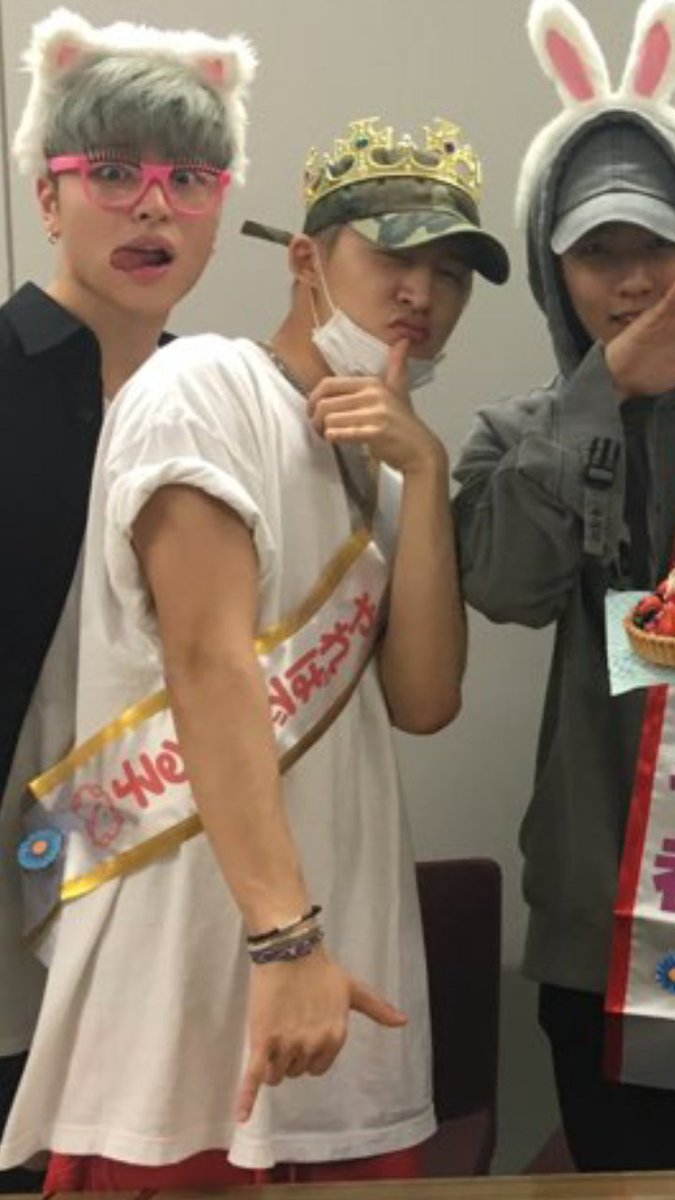 willbeluckygirl's tweet photo. ฮันบินเอาผ้าออกเเย้วววววว เย้ๆ~~~ ไอจุนกูขำหน้ามึงวะ #ikon #GetWellSoonHanbin https://t.co/a2KUIwry77