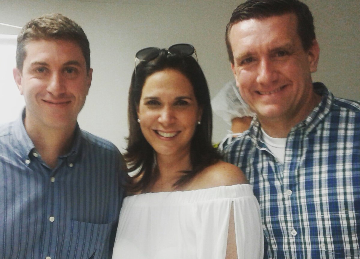 alemarius's tweet photo. Hoy recordé un momento especial: entrega del premio #ESA2015 junto a quienes moderaron ese día y dijeron mi nombre https://t.co/bL0i5wWI7q