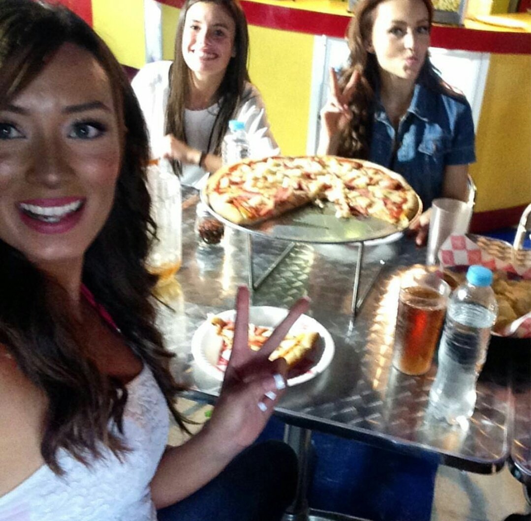 jaciqf's tweet photo. Experiencia vip con @Anboy88 😍👏👏👏 #AngeliqueXTeleton #UnidosPodemos Boliche 🎳 y comida 🍕 https://t.co/QeFmALtK3t