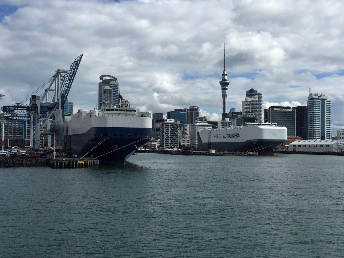 elroy_elroyking's tweet photo. #car carriers #transfuture 6 #hoegh trapper @AucklandsPort https://t.co/2MCkRoMCSe