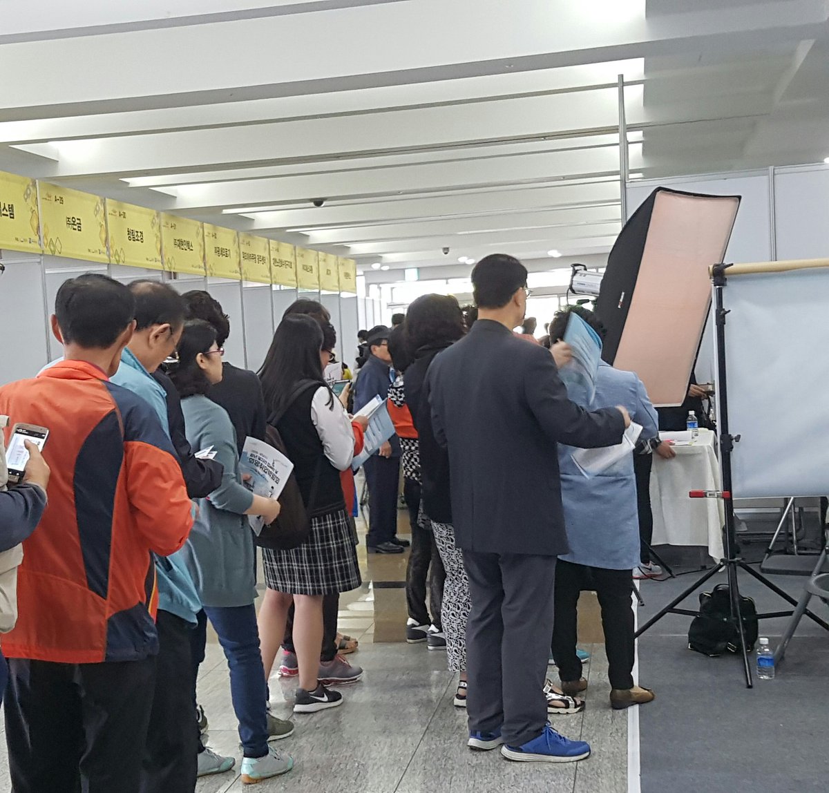2016  성남시 청년 일자리 취업박람회에
많은 분들이 오셔서 채용관련 상담 및 면접을 보고 계십니다 #성남시