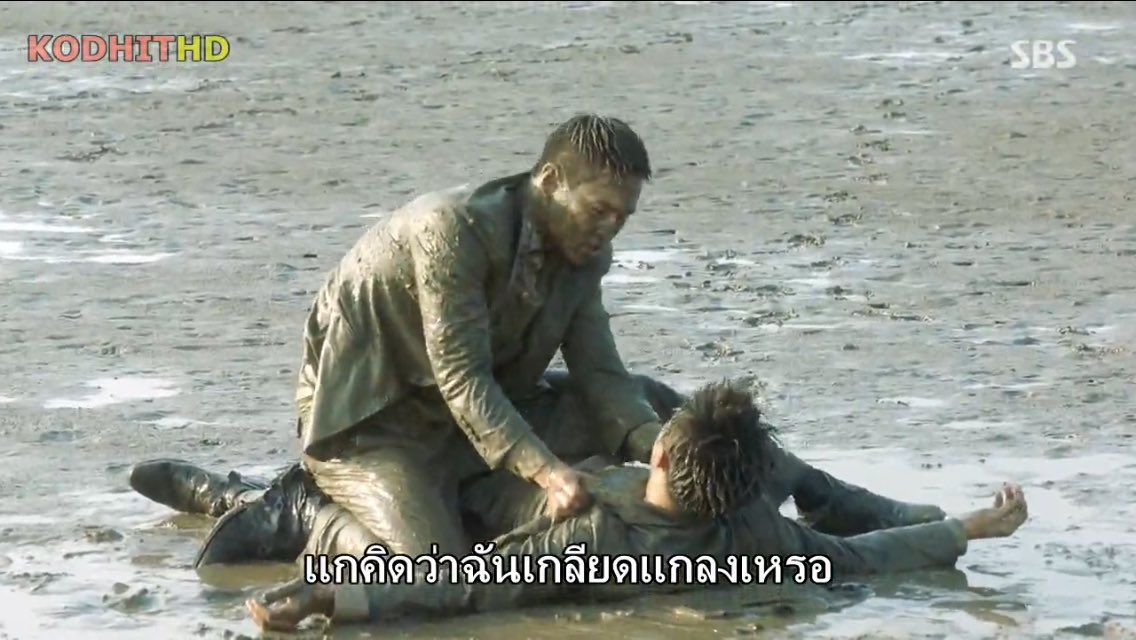 byarena's tweet photo. อิผี55555555 จะมีซีรี่ส์เรื่องไหนอีกที่พระเอก+พระรองใส่สูทมาต่อยกันในบ่อโคลน แย่งนางเอกที่กำลังจับปลาหมึกอย่างทีความสุขอยู่ ตลก555555555555 https://t.co/aSDxtapqBc