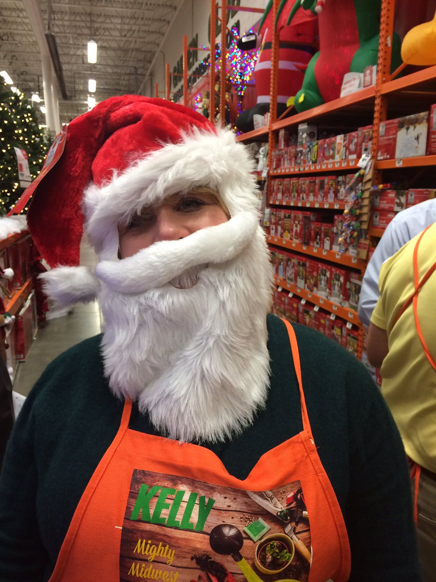 AmyMETMidwest's tweet photo. Tradition of walking the great RMMs Julie, Scott &amp; amazing RVP Kelly thru the 1st Holiday Re-Set! 🎅🏻🌲#wesawsanta #mightymidwest #MWMETRocks https://t.co/9uOQXizLlE