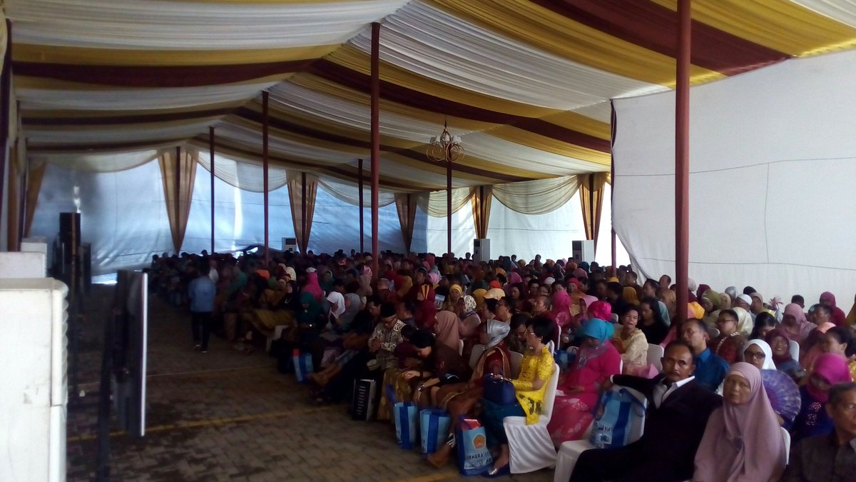 Acara wisuda juga dilihat via live report oleh para orang tua mahasiswa diluar gedung Grha tanoto,  karena kapasitas gedung tidak mencukupi.