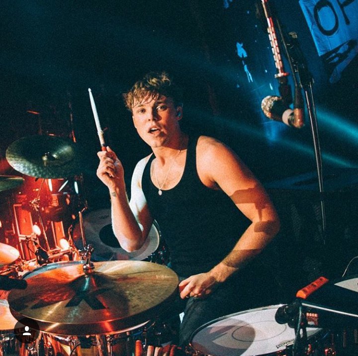 fivesosupdats's tweet photo. Ashton vía Instagram: "La fiesta de toda una vida"

-majo https://t.co/4mbB8Ile97