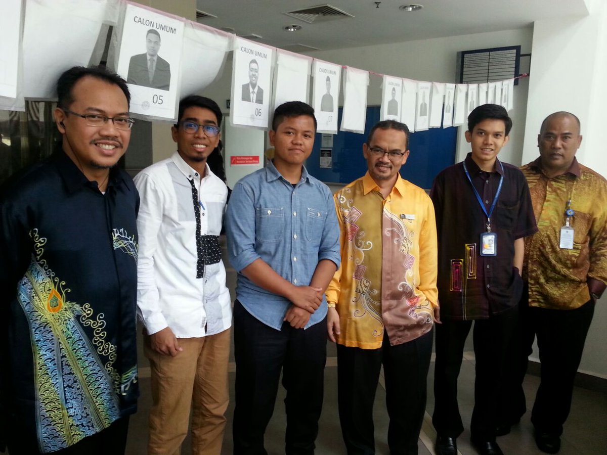 sekrefast_usim's tweet photo. [PMPP USIM]

NC USIM, Prof Dato Dr Musa Ahmad turut serta turun pada hari mengundi di pusat pengundian FST.

#MediaSekreFaST 
#PMPPUSIM https://t.co/xh6sFgEFwh