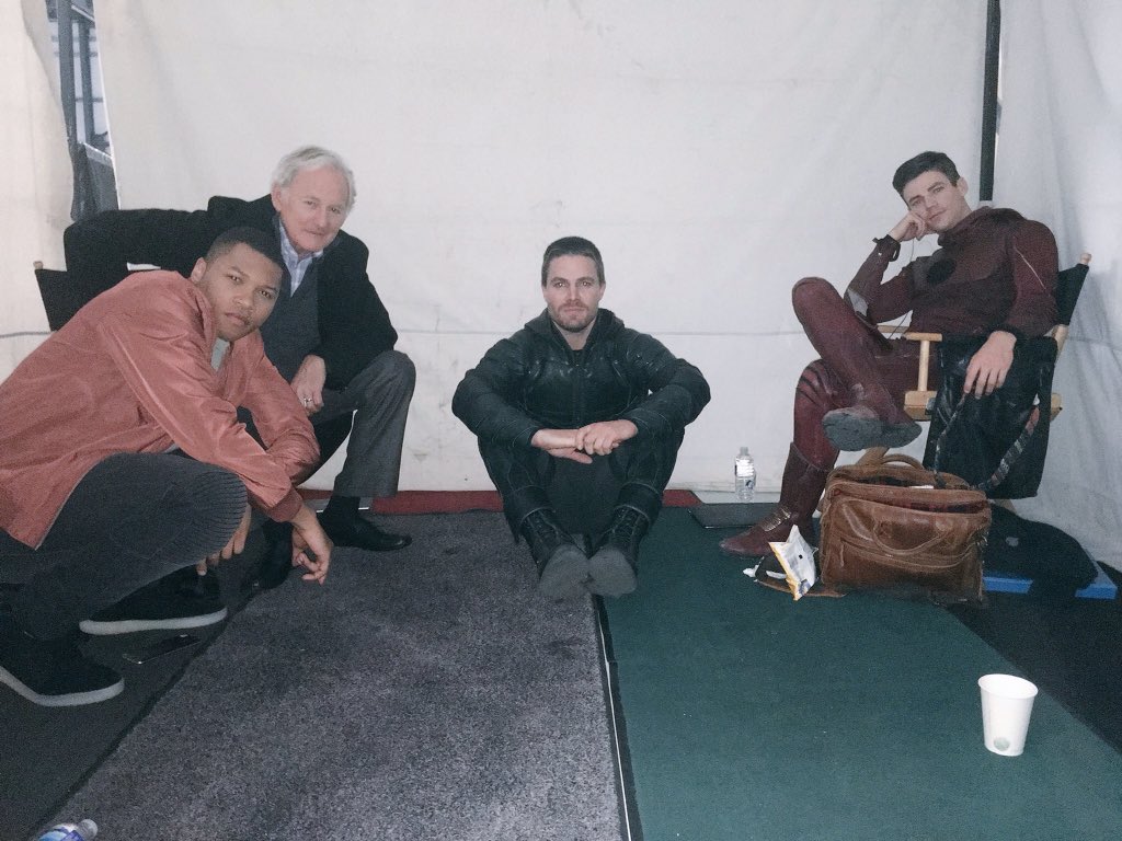 Arrow_Worldwide's tweet photo. New picture via #StephenAmell . #TheFlash #Arrow #LegendsOfTomorrow https://t.co/mMQszTqL2A