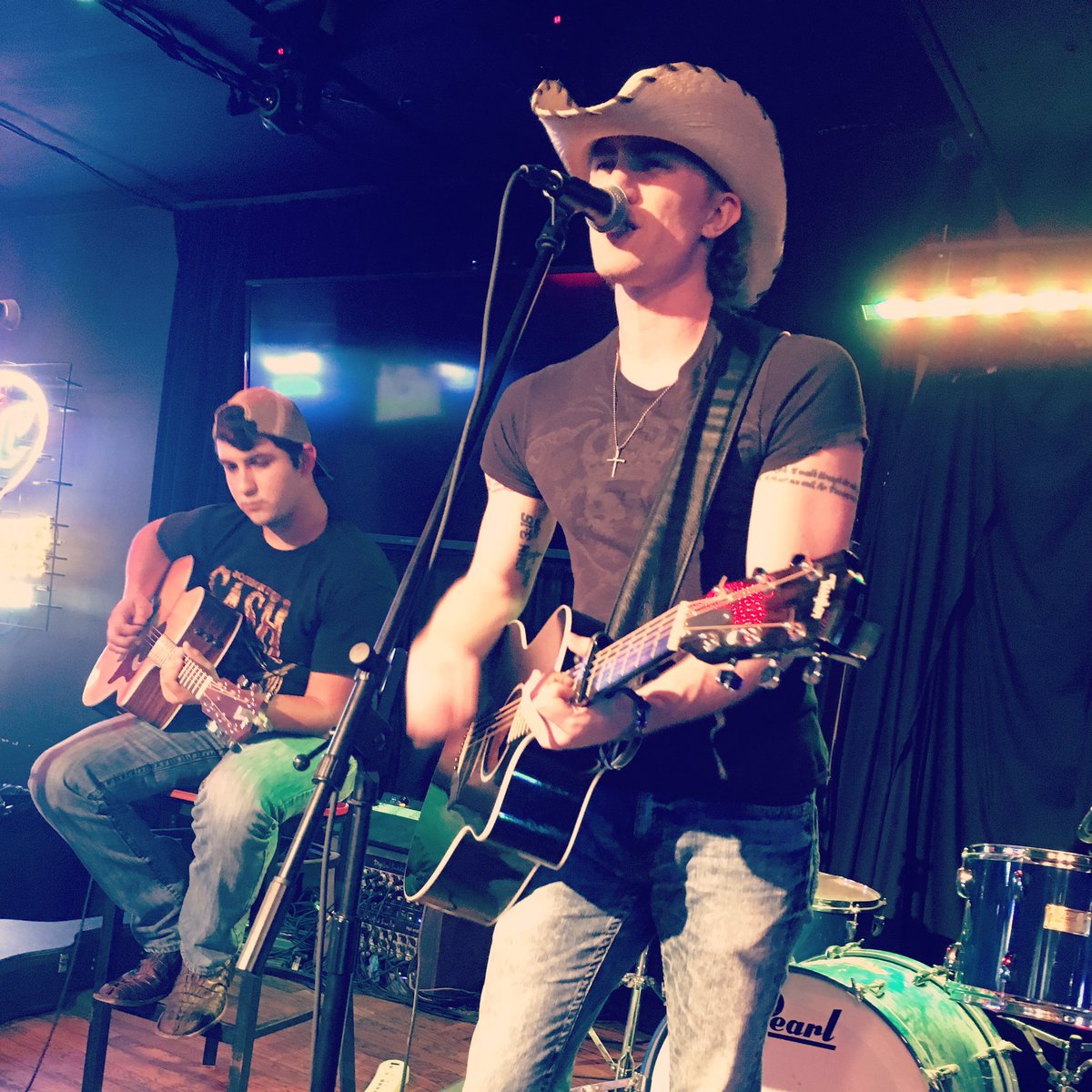 ImGraysonRogers's tweet photo. Good times tonight!! Special thanks to @TrailerChoir for having me out &amp; to Casey Paraday for helping me out on guitar! #Hollaville https://t.co/JUjAtRXAvk