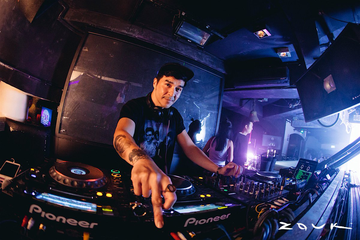 zouksingapore's tweet photo. Pumpin' up your Friday at #ZoukSoundsystem with @hongzouk & @7incey!
#ZoukSingapore #ZoukAtJiakKim https://t.co/iHiBSwBR9T