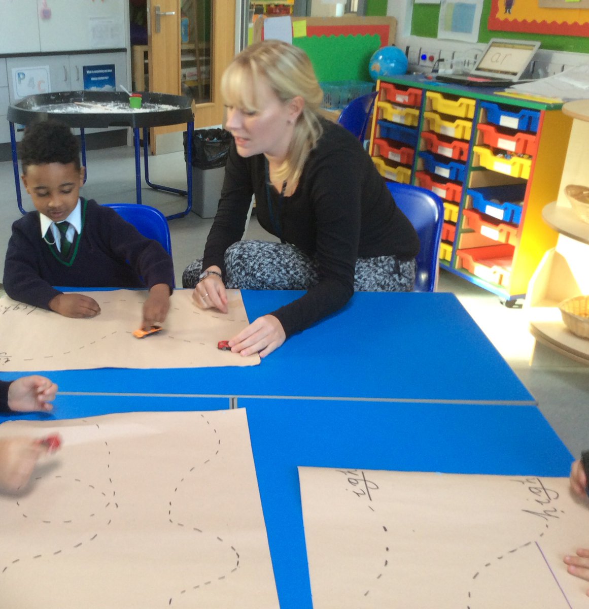 EmmaSymonds100's tweet photo. Thank you to everyone who came to the phonics morning today @MrsLloydLTPA #funphonics #learningwithparents #outdoor https://t.co/4l9bb6u3Ge