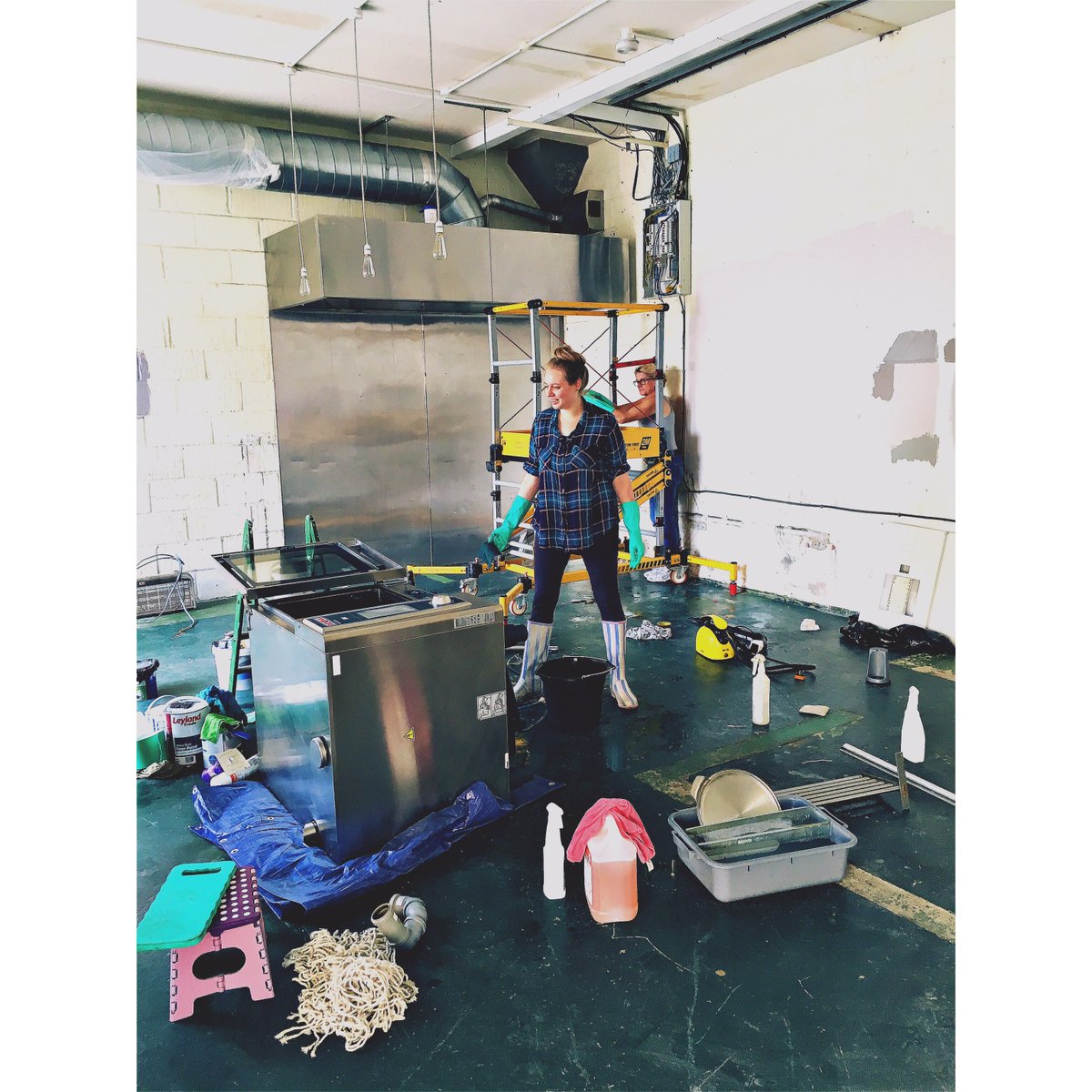 pearlhackwick's tweet photo. All hands on deck today at The Pearl. #thepearl #hackneywick #hackney #cafe #bar #coffeeshop #eastlondon #dalston #shoreditch #bricklane #hw https://t.co/GB7eBlnBmI
