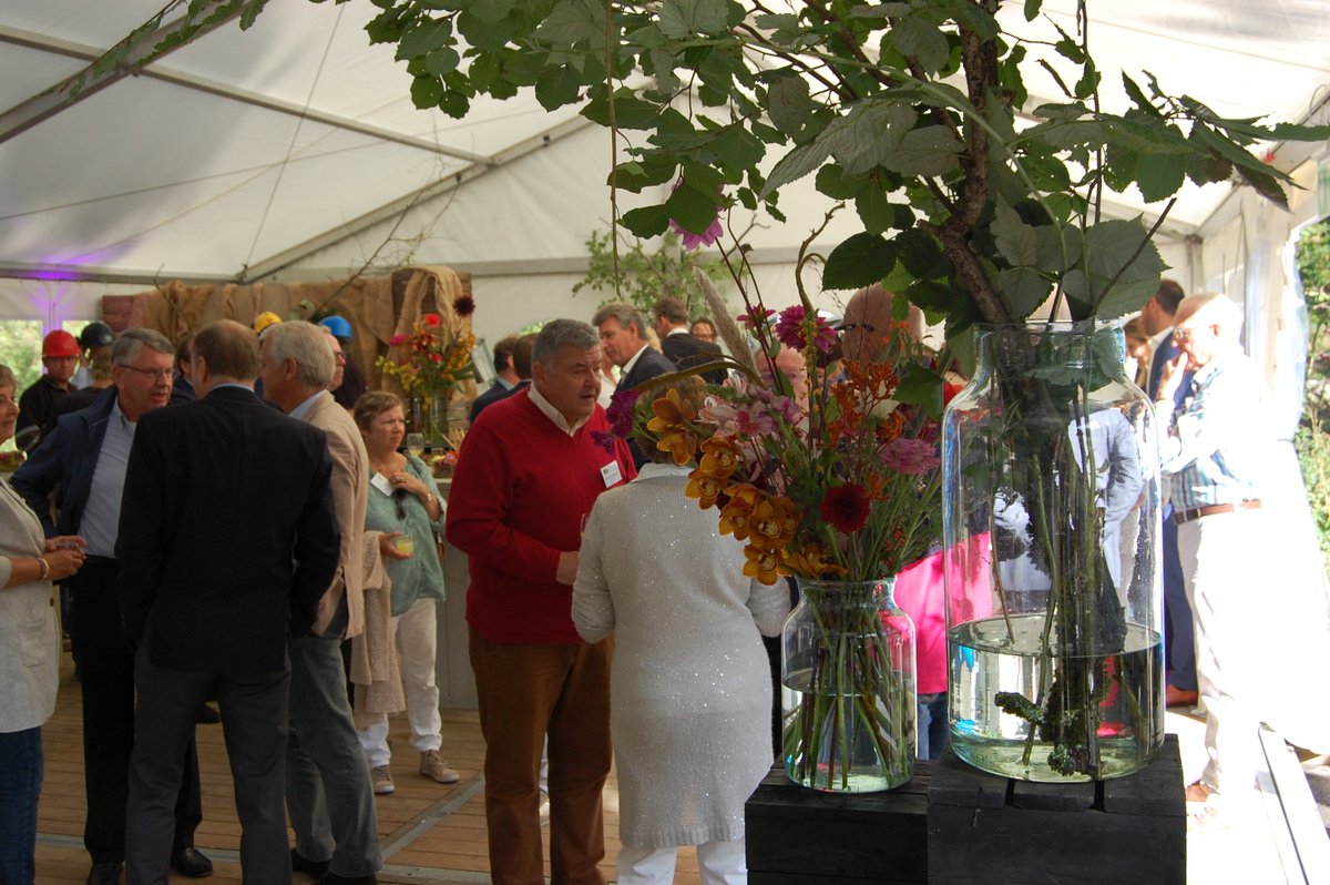Landgoed Nieuw Cruysbergen in het BussemsNieuws! ow.ly/Lhfh304DTNM En nog een foto van de receptie tijdend de start van de bouw.