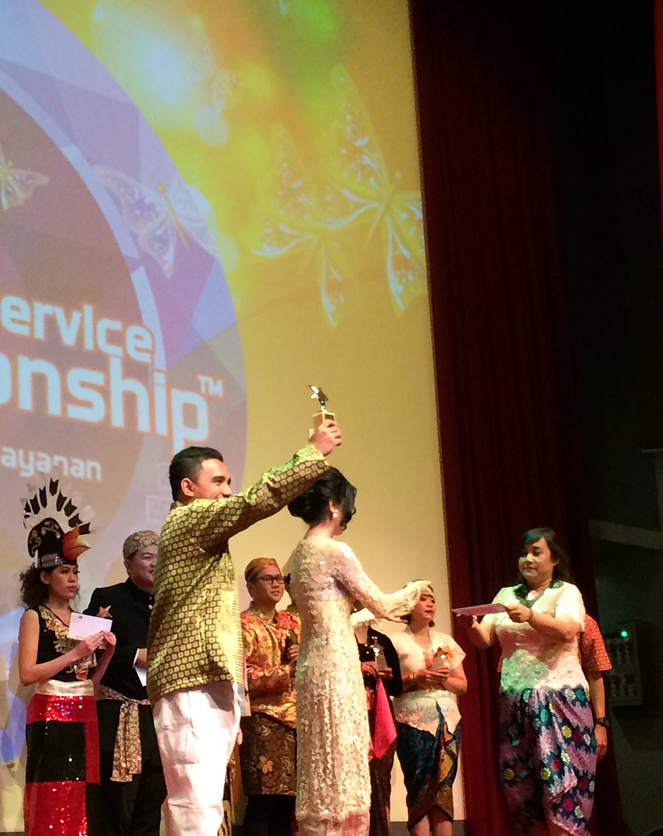 Woohoo! Erich Evander Dacosta berhasil menjadi terbaik ke-2 kategori frontliner contact service #CSChampionship2016 🎉😊 cc: <a href="/BlibliCare/">Blibli Care</a>