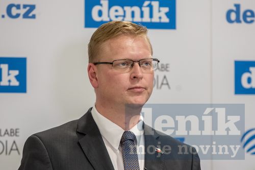 OpavskyDenik's tweet photo. Na otázku, co je potřeba udělat s dopravou, Pavel Bělobrádek uvedl, že je třeba postavit d35, aby se ulevilo D1. #debatadenik https://t.co/ujmuIZrKXN