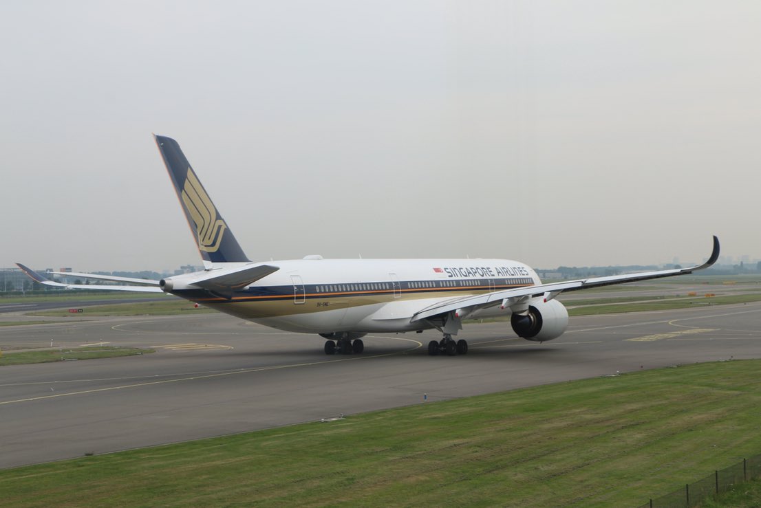 State of the art #A350 -900 #SingaporeAirline It was a mere coincidence #AMS wait for permission & ready for takeoff