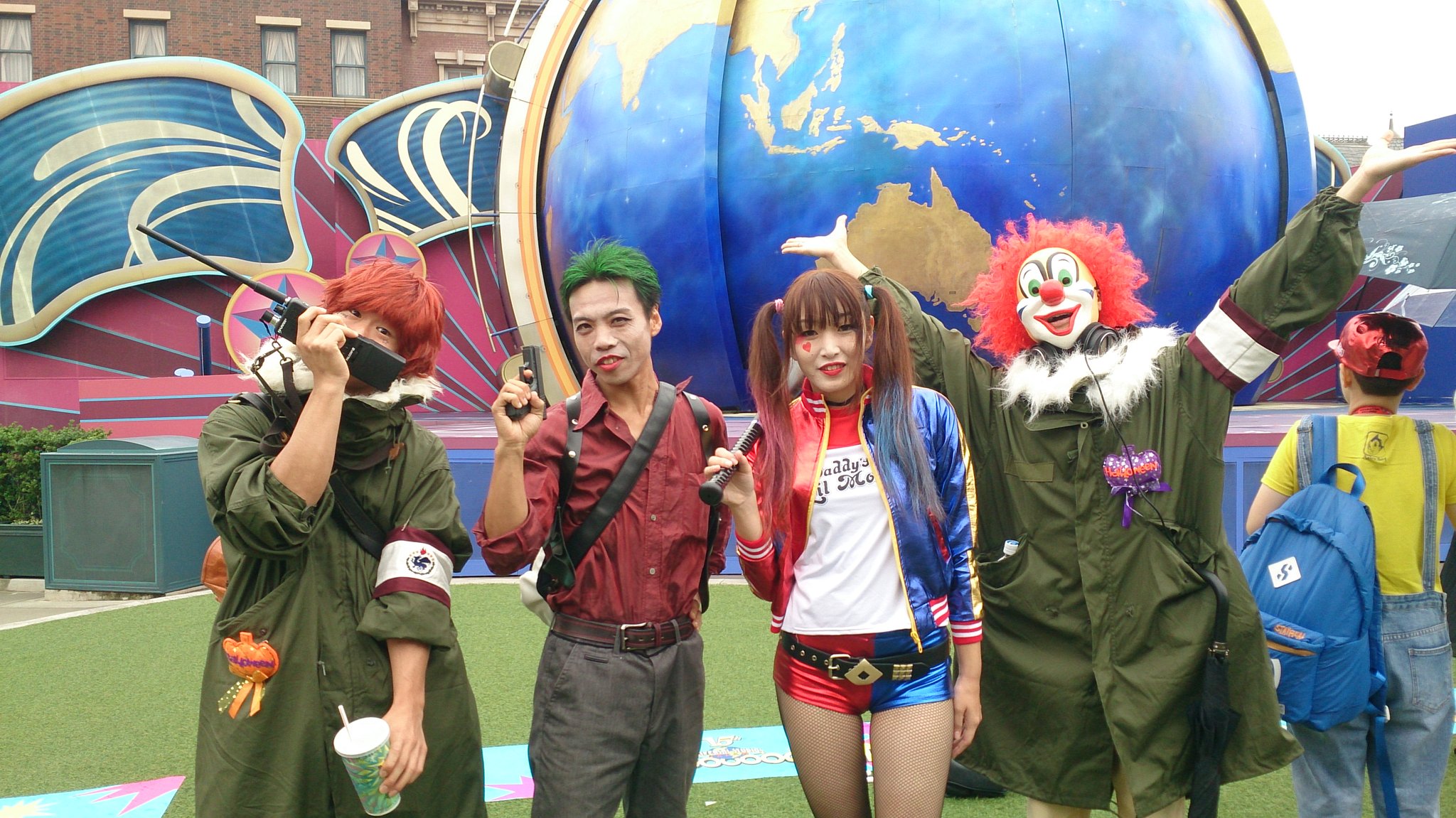 パフォーマンスドール 本日はusjでドラゲナーイ W やはり若い子達から絶大な人気ぶり ふなっしーのコスプレもしたけど 子供たちの執拗なからみが地獄でした 一緒に撮ったコスプレの方々 写真が見つけられますように 仮装で熱狂 T