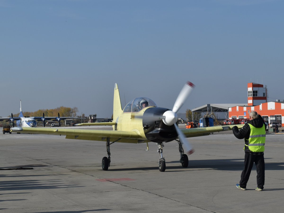 Yak-152 Trainer Aircraft  - Page 2 Ctg9iCPWAAAxwbF