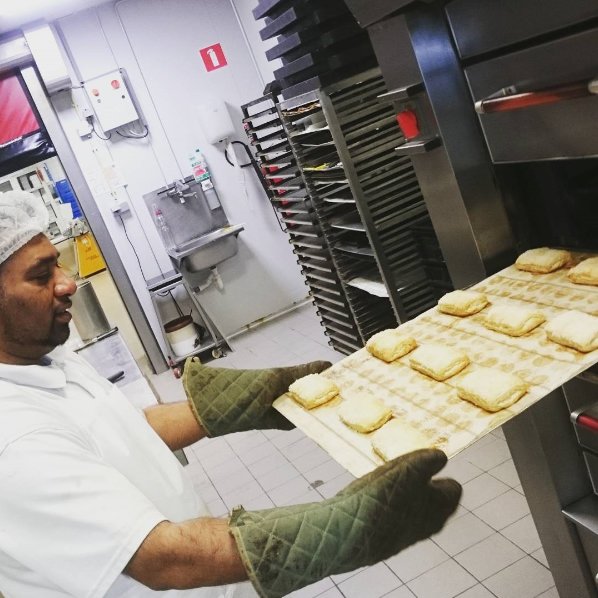 MaisonKelder's tweet photo. Heerlijk verse zoete amandelbroodjes, we bakken ze iedere dag vers! #oven #amandel #warm #ambachtelijk https://t.co/1BOK3FbEwp