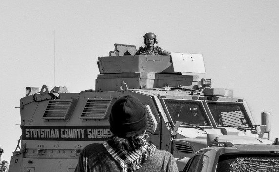 Video
Vehicles,shotguns,automatic weapons An armored MRAP, a Bearcat &amp; even aerial chemicals all deployed goo.gl/R0nvK8 #NoDAPL