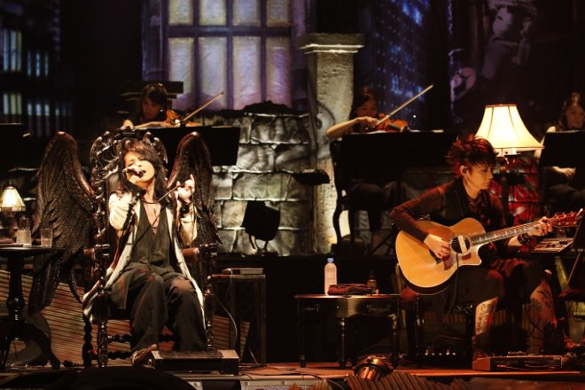 barks_news's tweet photo. 【詳細レポート】VAMPS、「綺麗だね。ツアー・ファイナルに合ってる」 https://t.co/kWSpqGaxBW #VAMPS #vampslive2016 https://t.co/kVZxtjdzKZ
