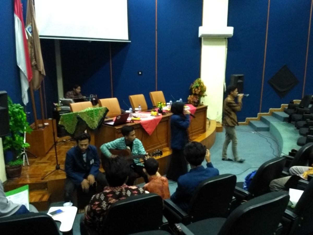 Penampilan Acoustic HMJ PMI UIN Jakarta di acara diskusi Revolusi Mental. @KessosUINJKT <a href="/HMJ_KPIUIN/">KPI UIN Jakarta</a> <a href="/HMKJurnalistik/">Jurnalistik UIN JKT</a> <a href="/DemaFidkomUIN/">DEMA FIDKOM UIN JKT</a>
