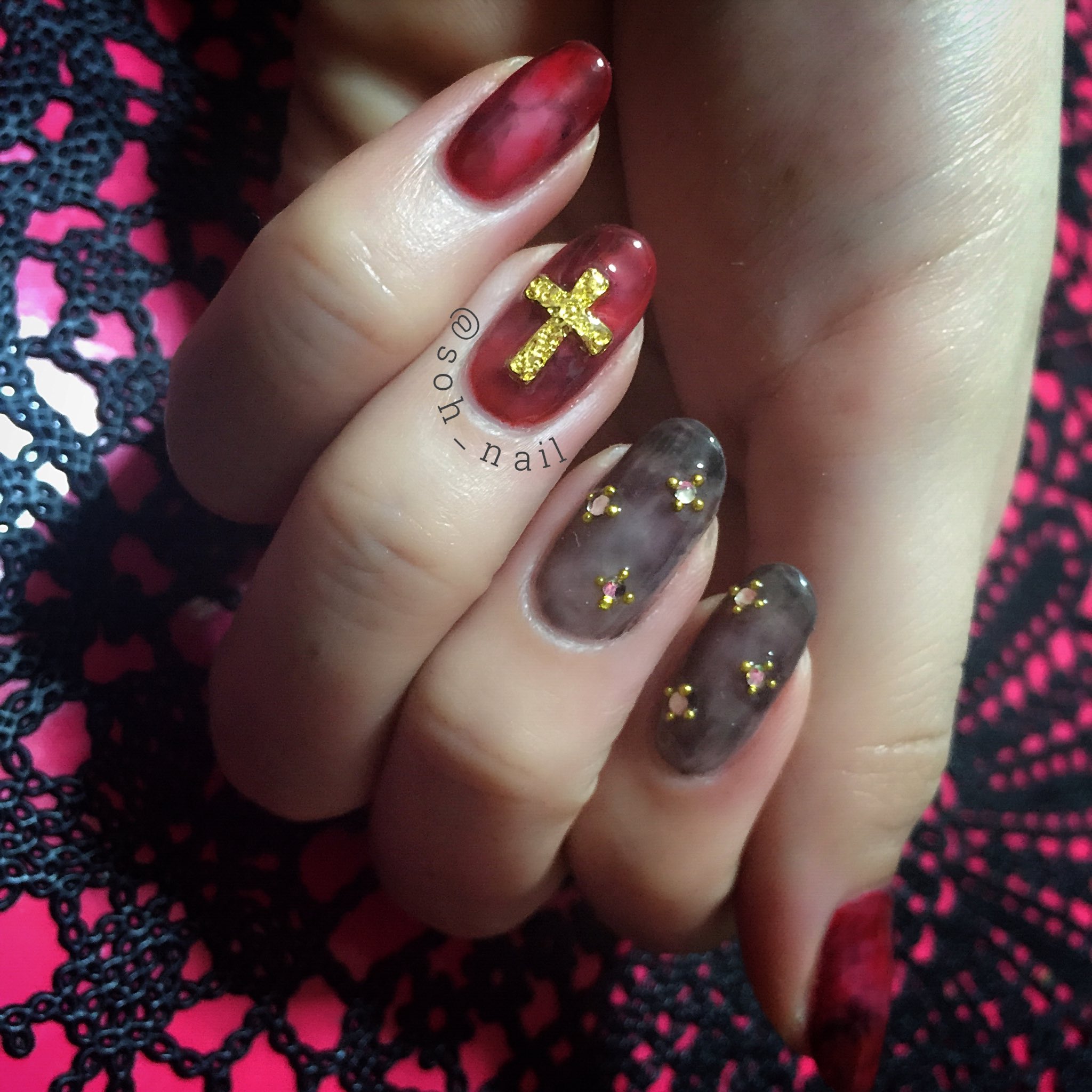 Soh ネイル垢 New My Nail 赤べっ甲に初トライ 黒多めのダークな感じに 薬指の十字架パーツがなかなかの主張なので 人 Amp 中指はストーンとブリオンで控え目にっ W 秋でも冬でもイけそうな仕上がりになりました セルフネイル ジェル