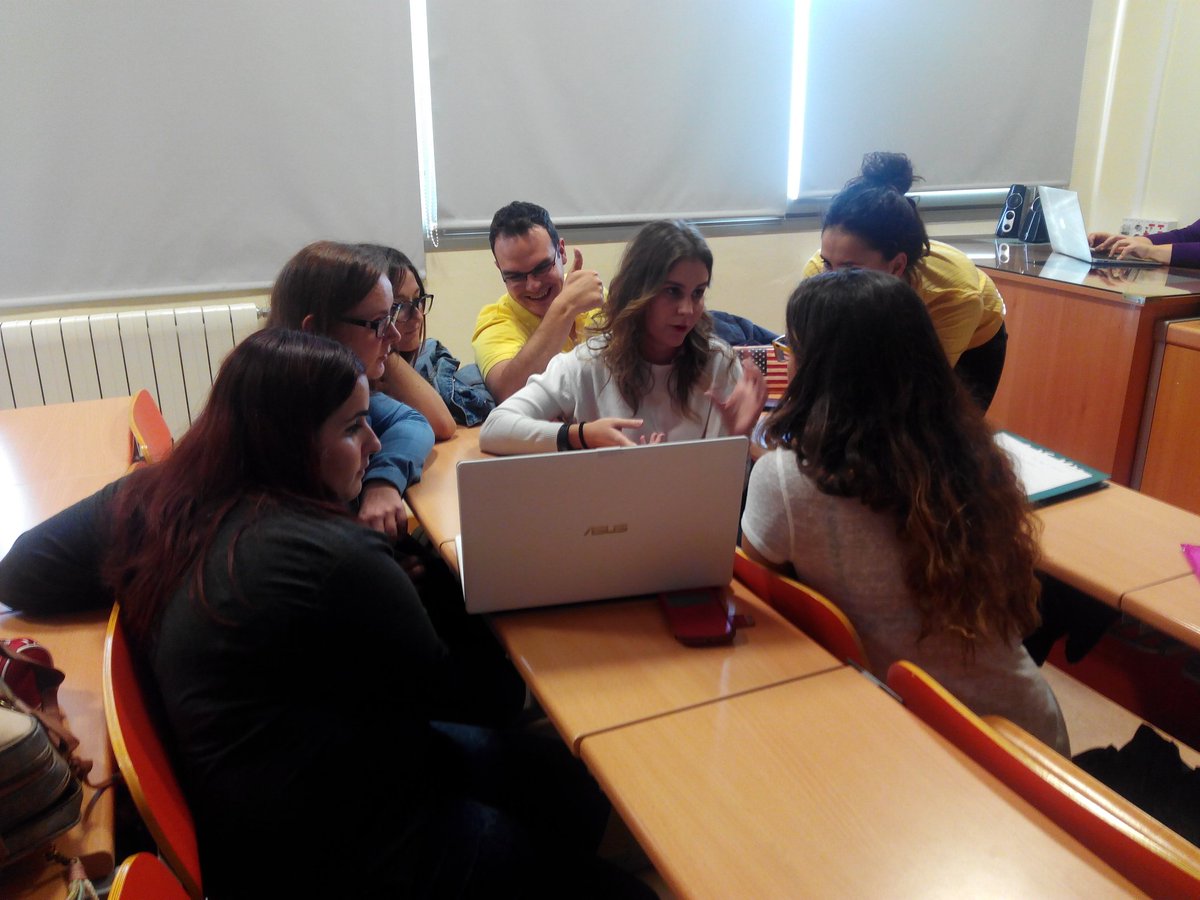 MirianAlmodovar's tweet photo. Última reunión del gobierno antes del #DebateAT16 https://t.co/R9VCPeSHoY