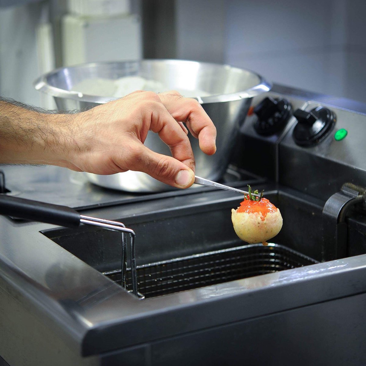 arnaudfaye's tweet photo. Cuisson minute de la tomate frite @chevredorfrance #cuissonparfaite #legeste #precision #gastronomie #gastronomy #annabelleschachmes https://t.co/YCkcXodjcQ