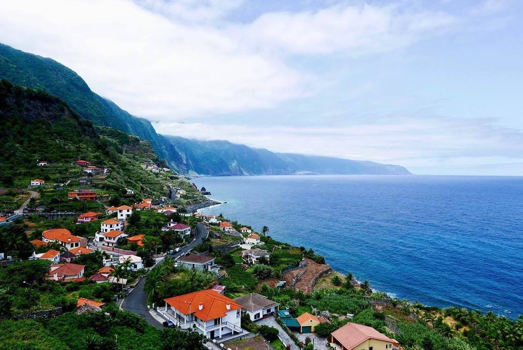 usetheroll's tweet photo. Dream scene: Peter Lammertzen took this lovely landscape picture while on vacation – it po… https://t.co/yFaaKQmGWh https://t.co/ytfeSJLssm