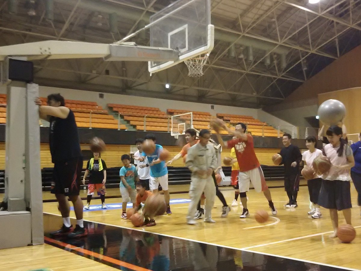knao33's tweet photo. HappyBirthday♪石橋HC
バスケの後にみんなでお祝い＼(^o^)／
ボールも石橋さんサイズのものが！笑
#和歌山トライアンズ https://t.co/8lDKSCduZc