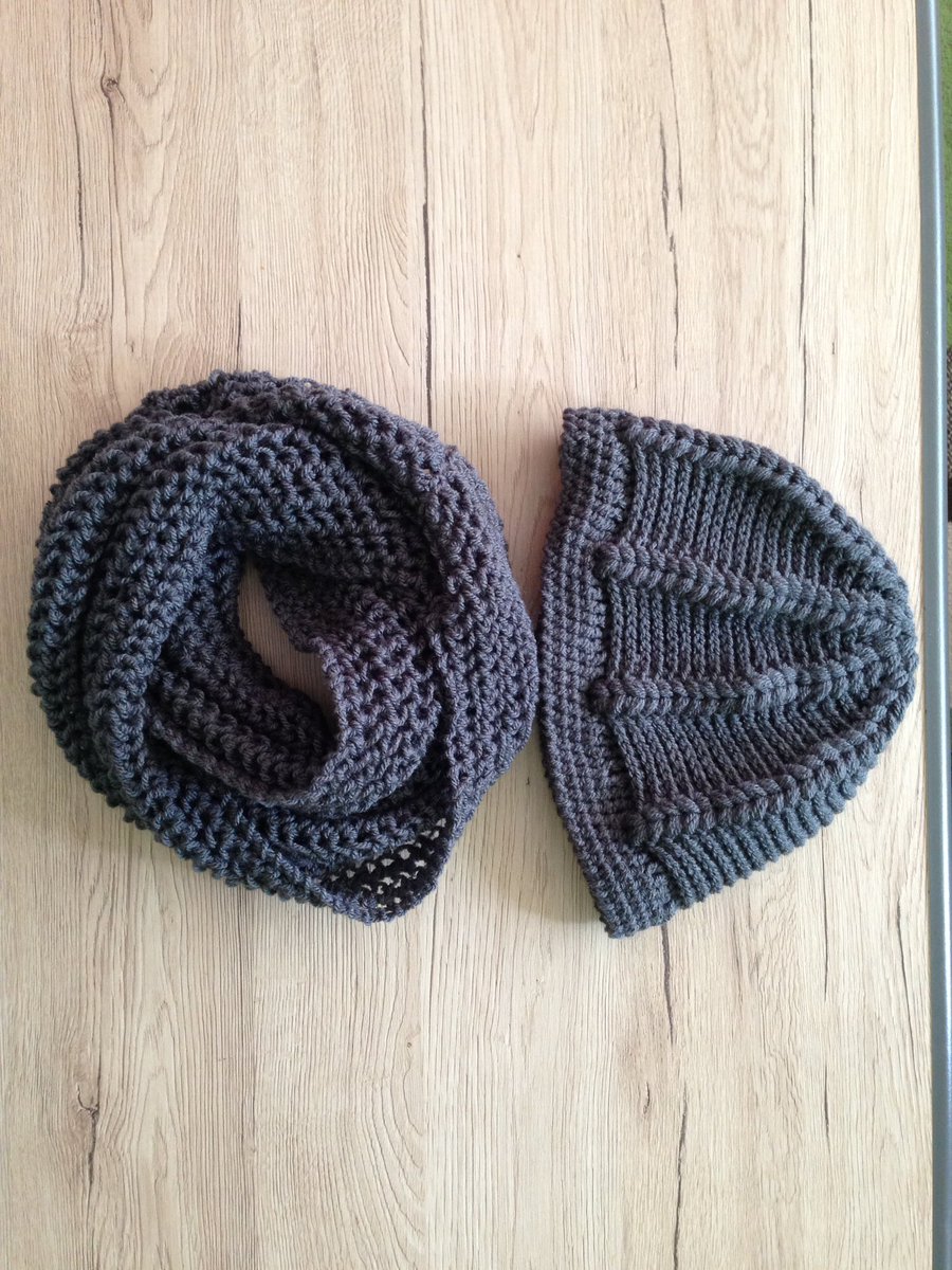 Hand gemaakte set van muts en sjaal 
16,50€ exl verzenden 
In diverse kleuren en maten kan ik maken