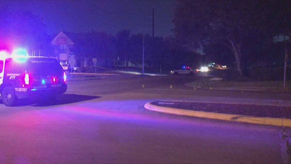 Man found dead on side of road in W. Houston HouNews KHOU