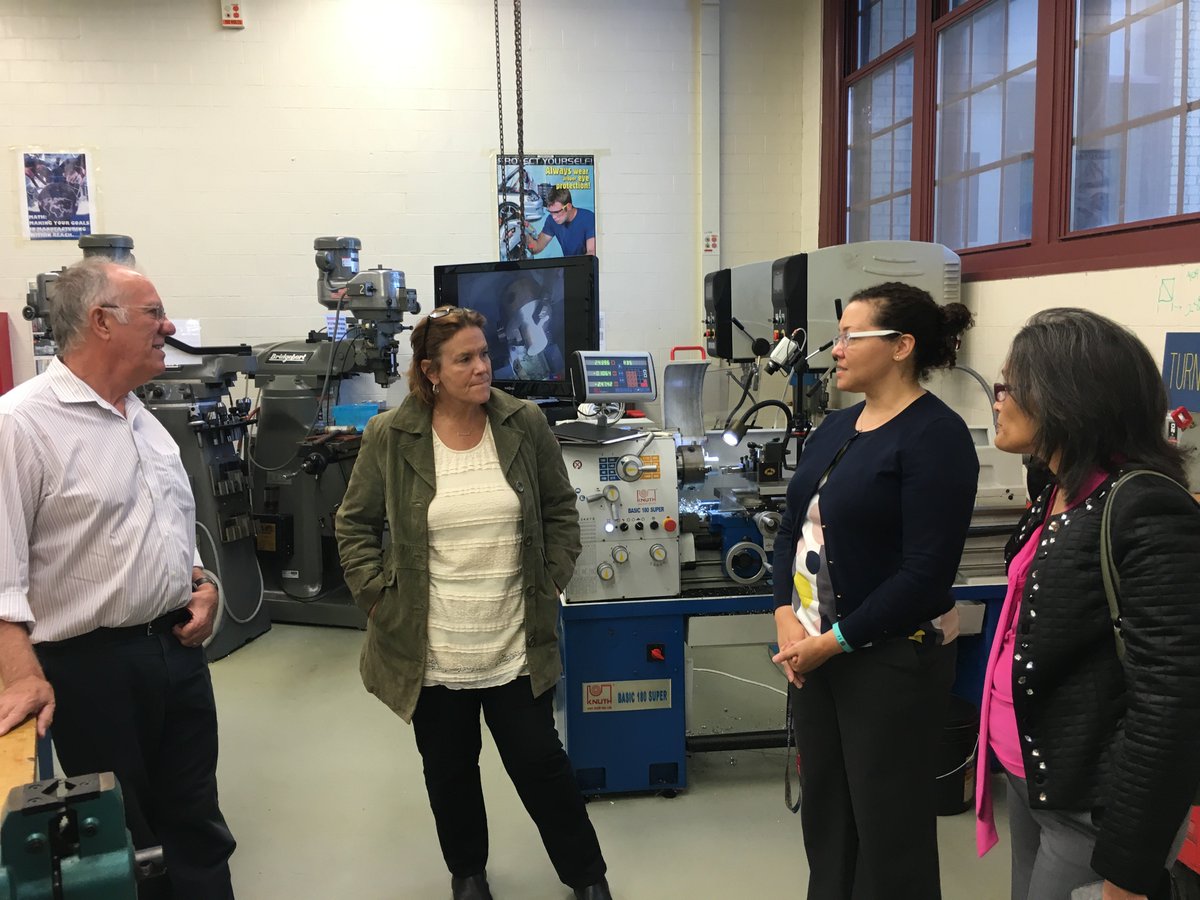 MfgRenChicago's tweet photo. @SSadlowskiGarza @curethudson speaking w/ @EricaSwinney & @DanSwinney1 about the #ManufacturingConnect program @AustinPolytech #education https://t.co/xoraGIbGz7