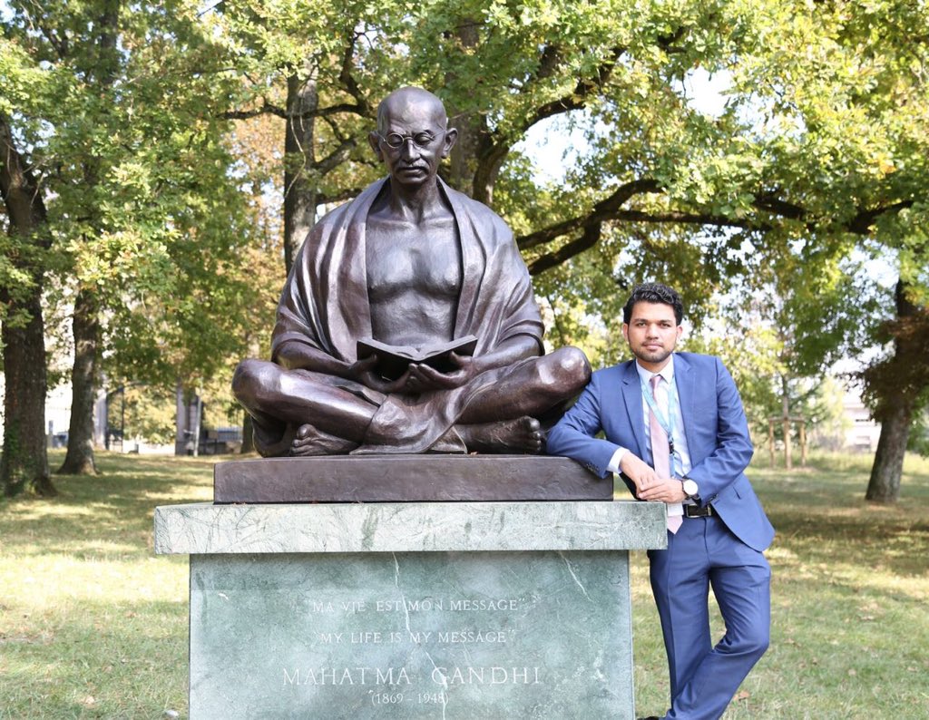 JaanBazzBugti's tweet image. Representative of Baloch Republican Party at UNHRC, Abdul Nawaz Bugti @Abdul_Bugti standing beside a statue of Mahatma Gandhi Ji. #UNHRC33