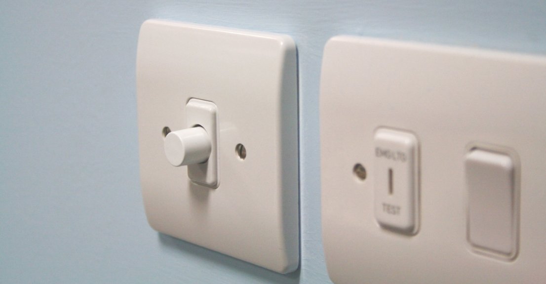 ZanoControls's tweet photo. #LEDMyth Just use an analogue dimmer! Or not: current interruption method + continuous forward current LED = flicker https://t.co/Hf1hoP6ui2 https://t.co/OoCdjBTGIa