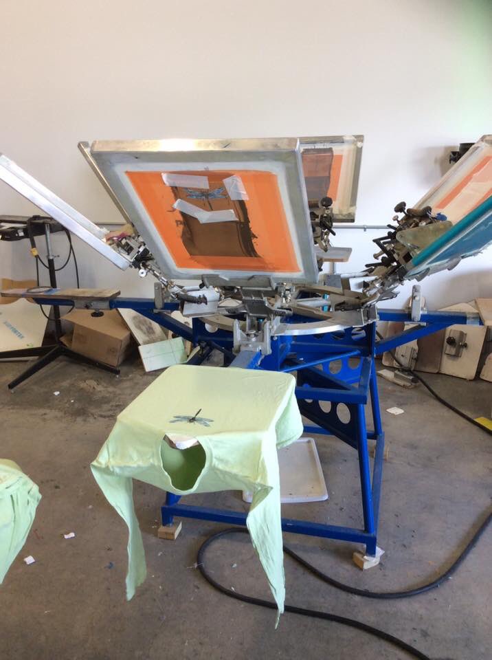 Coyote_Graphics's tweet photo. Getting read-E 4 the Big-E: custom designs hot off the presses in the #Maine bldg-Booth Q #ThrowbackThursday #wildlife #tshirts #BigEMoments https://t.co/tAnEuFSAKQ