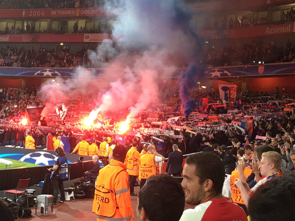 Ultras do Basel ontem frente ao Arsenal
Liga dos Campeões