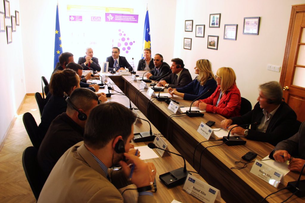 besnik_tahiri's tweet photo. With several mayors part of LocGov Academy thanked Ambassador of @OSCEKosovo for his contribution to democratization https://t.co/Ao6riK1OCg