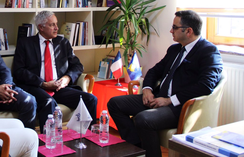 besnik_tahiri's tweet photo. With several mayors part of LocGov Academy thanked Ambassador of @OSCEKosovo for his contribution to democratization https://t.co/Ao6riK1OCg