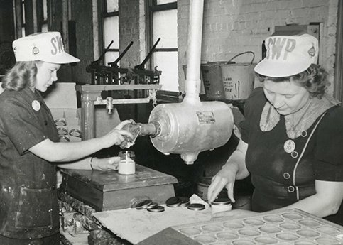 SherwinWilliams's tweet photo. Hats off to these industrious gals as they join our workforce during WWII! #150yearsofSW #TBT https://t.co/qkr1QQS6h9