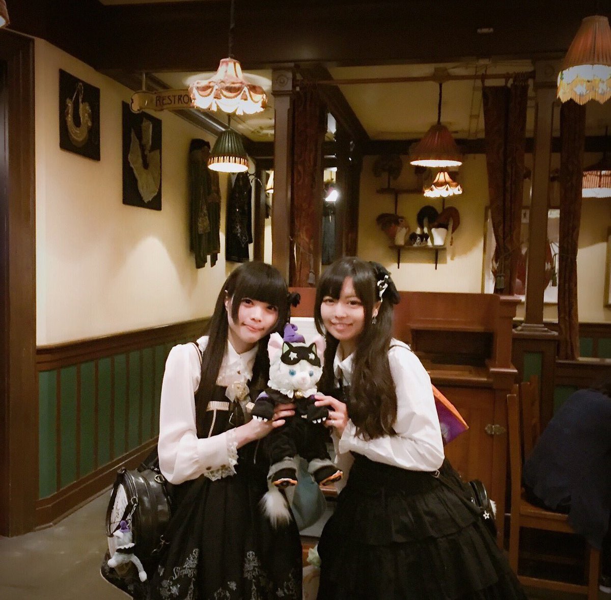 レヴィ 1年ぶりのディズニーシー 今年もカレンさん Nyu N0119 に会えました 色々お話できて楽しかったー W カレンさんは私がロリィタのお洋服を着るきっかけになった素敵なロリィタさんなのだ ジェラトーニも久々にお友達に会えて大喜びでした
