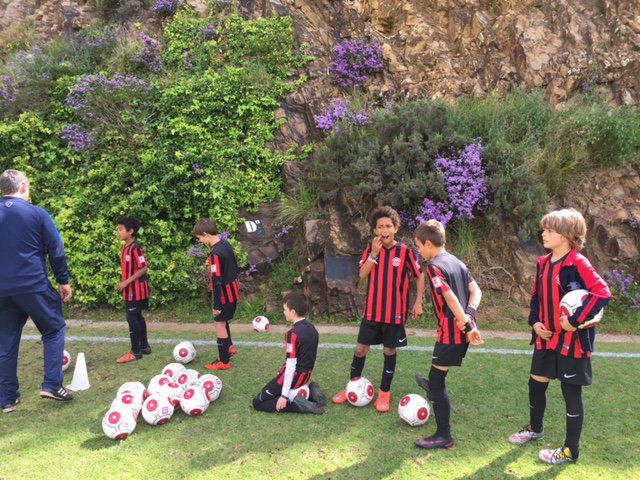 AntoniaSAshton's tweet image. #KickandCode teaching kids life skills both on and off the field in CTown this week. Keeping SA's kids fit in mind and body! @AfricaCodeWeek