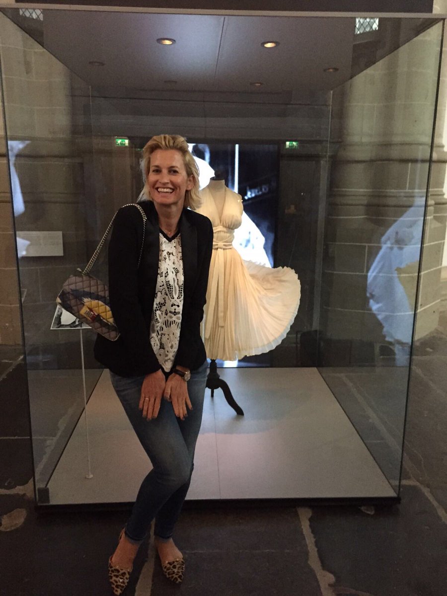 .<a href="/AnoukMSmulders/">Anouk Smulders</a> is bij de tentoonstelling over Marilyn Monroe. Die pose doet ze perfect, toch 😉?! #rtlboulevard