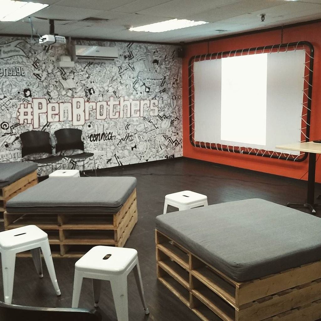 All ready to begin at <a href="/thepenbrothers/">Penbrothers</a>! Get over here, folks! ift.tt/2cNlpu7