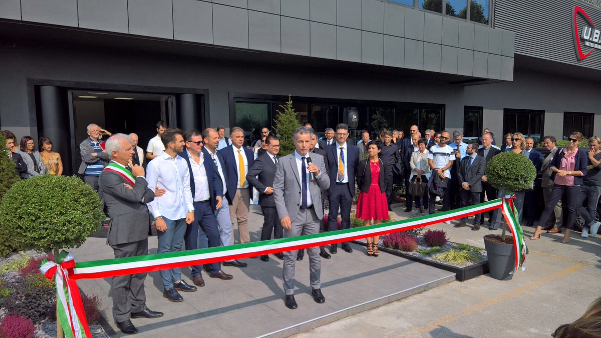 Oggi a Quinto Vicentino inauguriamo la nostra nuova sede! #italianstyle #shoes #sneakers #vicenza #party