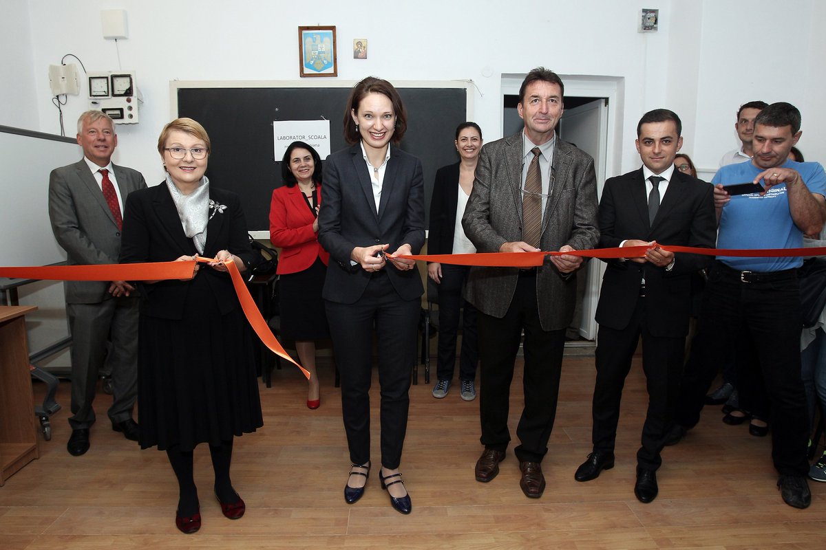 Ge_Pellissier's tweet photo. Romania's @FondationOrange launched #Digitaliada to promote interactive digital education (#DigitalGameBasedLearning #DGBL). Bravo!! https://t.co/ShNzLG9Q9s
