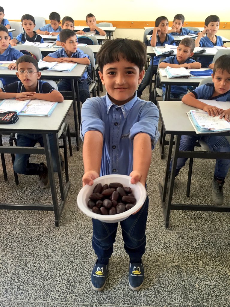 AwdHana's tweet photo. استقبال من اطفال مدرسة صلاح الدين لفريق مقهى الاعلام الاعجتماعي أثناء تغطية حفل تسليم الصفوف الجديدة في المدرسة
#MoreThanClass 
#palsmcafe https://t.co/kEKFs6XEhM