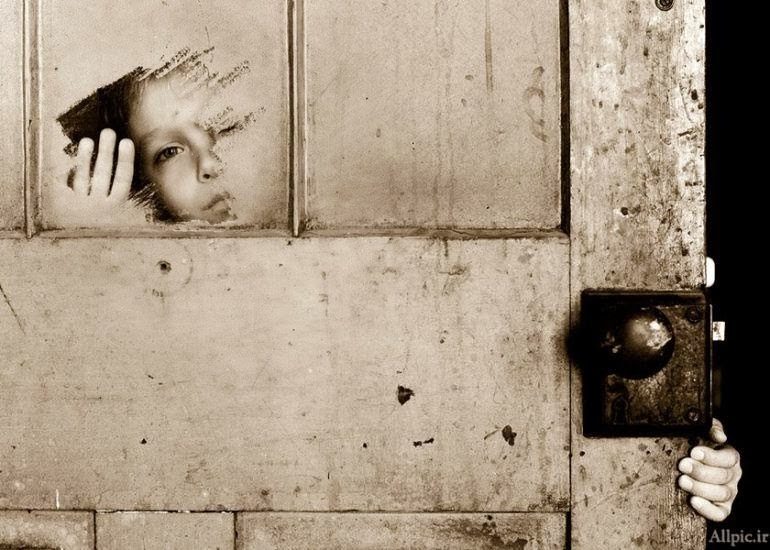 لا تطرق الباب ..
الذي سُدَّ يوماً في وجهك ..
ابحث عن باب يشعر بك قبل وصولك ..
فذلك أجدر بعاطفتك !