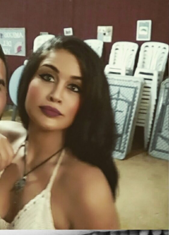 CeliaCarCaii's tweet photo. No me enrollo como en facebook..Yo soy #FirstDatesCamareros porque quien mejor q una sevillana y además q es camarera para animar él cotarro https://t.co/e9xX1cDf0f