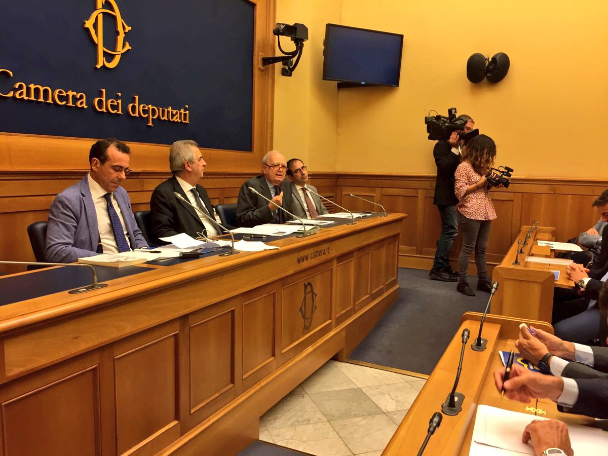 insiemesicambia's tweet photo. #Lippolis: #ReferendumCostituzionale impone una risposta netta: o Sì o No, non sono possibili sfumature. #insiemesìcambia https://t.co/3wATtg7jj5
